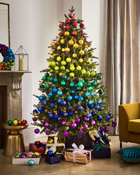 Love this idea for creating a rainbow Christmas tree, with bands of colour from top to bottom. Doesn't it look stunning? #Christmastree #rainbowtree #rainbow #christmasdecor #xmastree #freshdesign #xmascolour #christmascolour Christmas Diy Tree Decor, Diy Christmas Tree Ideas, Ombre Christmas Tree, Neon Christmas, Different Christmas Trees, Rainbow Christmas Tree, Christmas Rainbow, Rainbow Christmas, Creative Christmas Trees