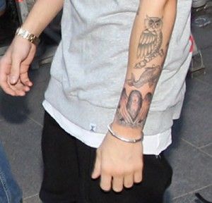 Justin Biebers latest arm tats  http://www.popstartats.com/justin-bieber-tattoos/ Justin Bieber Arm Tattoo, Tiger Tattoo Meaning, Angle Tattoo, Justin Bieber Tattoos, Justin Bieber And Selena, Tattoo Filler, Fan Tattoo, Top Tattoos, Wrist Tattoo