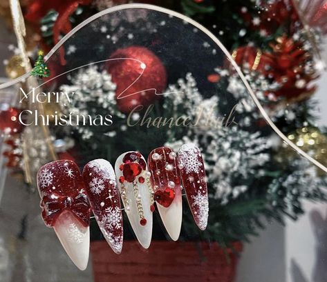 Asian Christmas Nails, Douyin Christmas Nails, Christmas Nails Design Elegant, Nail Noel Christmas, Christmas White Nails, Korean Christmas Nails, Tree Manicure, Noel Nails, Christmas Nails Grinch