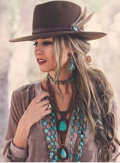 Bohemian Schick, Boho Chic Style Outfits, Turquoise Necklaces, Trending Hats, Looks Country, Boho Cowgirl, Boho Hat, Stil Boho, Estilo Hippie