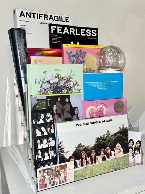 Kpop Merch Organization, Le Sserafim Collection, Kpop Room New Jeans, New Jeans Album Collection, Kpop Albums Organization, Kpop Collection Shelf, Kpop Home Decor, Ive Albums Kpop, Kpop Album Storage Ideas