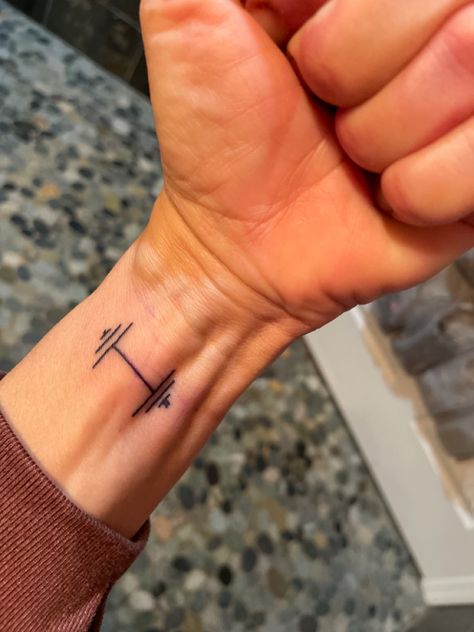 Dumbell Tattoo, Kettlebell Tattoo, Barbell Tattoo, Gym Tattoo Ideas, Female Hand Tattoos, Word Tattoo Designs, Geometric Line Tattoo, Word Tattoo, Hand Tattoos For Women