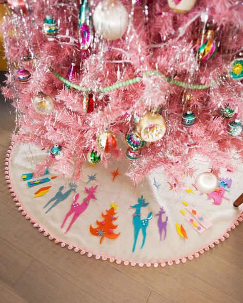 DIY Mid-Century Inspired Felt No-Sew Tree Skirt Retro Christmas Tree Skirt, Diy Felt Tree Skirt, Tulle Tree Skirt Diy, Mid Century Modern Christmas Decor Diy, Felt Christmas Tree Skirt, Retro Christmas Decorations Diy, Diy Vintage Christmas Decorations, Midcentury Modern Christmas Decor, Sew Tree