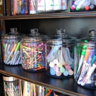 Easy Access #Art #Supplies {Art} #organization Art Supply Organization, Ideas Para Organizar, Clear Jars, Office Crafts, Craft Room Office, Toy Rooms, October 27, Supplies Organization, Home Office Organization