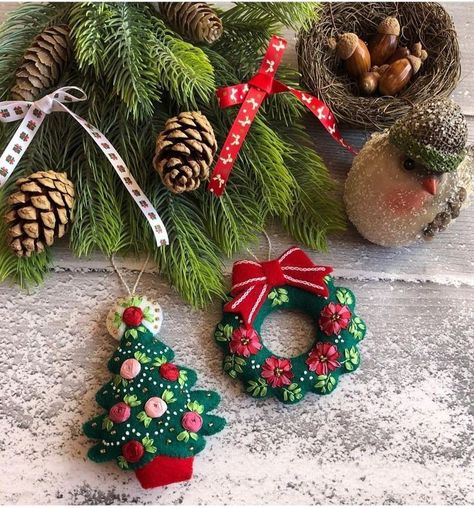 Wreath Felt Ornament, Felt Wreath Ornament, Felted Ornaments, Christmas Fair Ideas, Diy Felt Christmas Ornaments, Felt Ornaments Patterns, Felt Crafts Christmas, Felt Christmas Decorations, Cross Stitch Christmas Ornaments