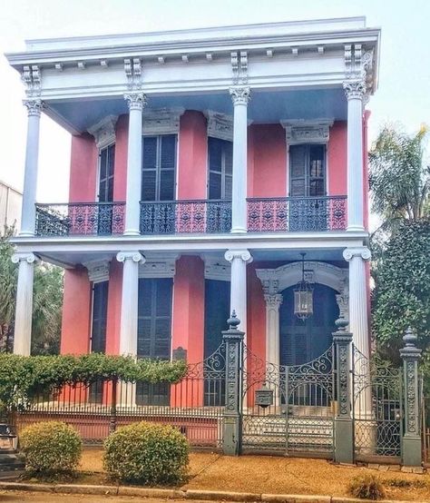 Clerestory House, New Orleans Style Homes, New Orleans Garden, New Orleans Garden District, New Orleans Architecture, Colorful Buildings, Build Inspiration, Beautiful Home Gardens, New Orleans Homes