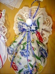 Handkerchief Angels How To Make, Hankerchief Angels Diy, Handkerchief Ornaments, Hanky Angels, Hankie Angels, Quilted Angels, Hanky Crafts, Hankie Quilts, Hankie Crafts