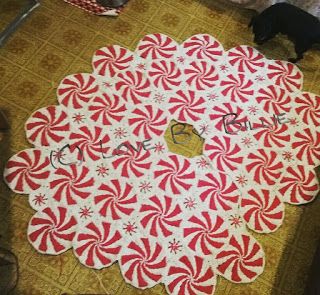 Peppermint Swirl Tree Skirt Peppermint Tree Skirt, Crochet Peppermint, Christmas Table Covers, Peppermint Tree, Tree Skirt Pattern, Crocheted Christmas, Crocheting Ideas, Crochet Christmas Trees, Holiday Crochet