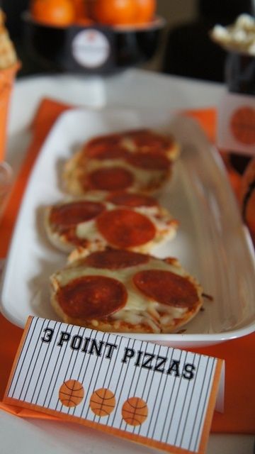 Mini pizzas for basketball party. Cool idea to have each kid make their own for a sleep over. Sports Food Ideas, Basketball Themed Birthday Party, March Madness Parties, Basketball Baby Shower, Basketball Theme Party, Basketball Birthday Parties, Sports Theme Birthday, Basketball Baby, Sports Birthday Party