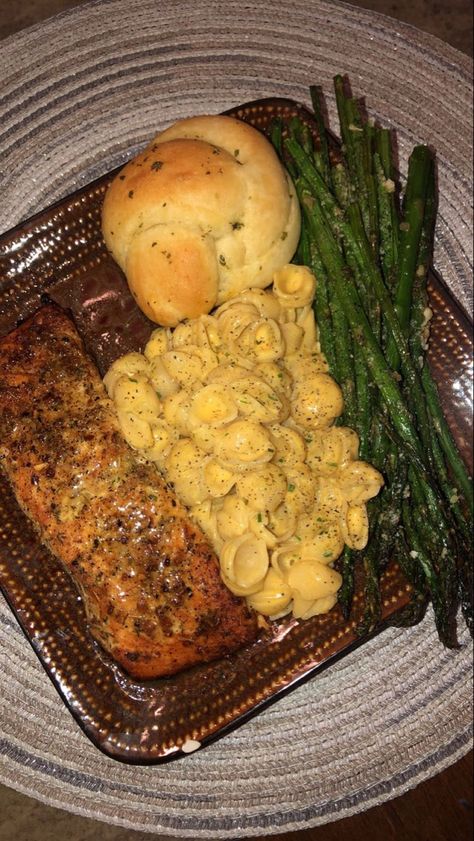 Soul Food Dinner Aesthetic, Soul Food Lunch, Meals To Cook Black People, Healthy Food Black People, Dinner Ideas For Black People, Easy Dinner Recipes Black People, Food Ideas Black People, Soul Food Dinner Plates, Sleepover Food Dinner