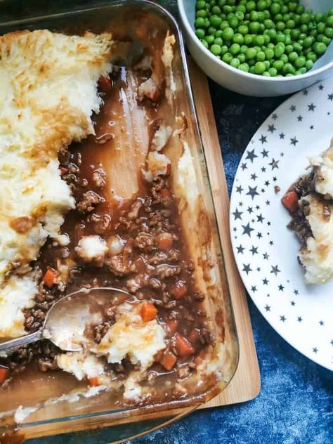 Easy Cottage Pie Recipe Easy Cottage Pie, British Dinner, Cottage Pie Recipe, Easy Crepe Recipe, Fluffy Mashed Potatoes, Cooking A Roast, Potato Toppings, Weekend Cooking, Brown Sauce