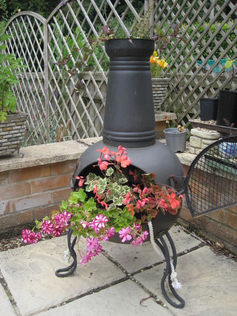 Chiminea Ideas Outdoor Spaces Patio, Old Chimney Pots Ideas, Diy Fire Chimney Outdoor, Chiminea Planter, Chimnea Outdoor, Small Outdoor Chimney Fireplace, Recycled Garden Projects, Patio Flowers, Garden Totems