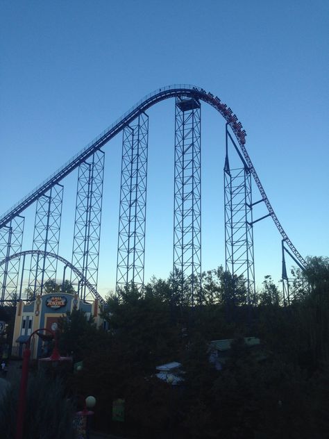 Bizarro - Six Flags New England. This quickly became one of my favorite coasters of all time, love that first big drop (shown here). Check out the front seat video also pinned to this board. August 2015. Six Flags New England Superman, Six Flags Fright Fest, Six Flags New England, 6 Flags Theme Park, Great America Amusement Park, Six Flags Magic Mountain, Usa Summer, Six Flags, Vacation Vibes