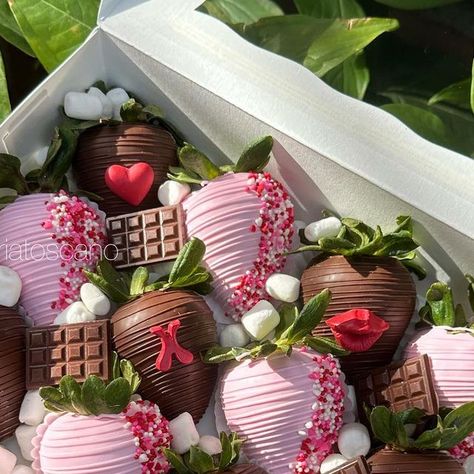 Chocolate Covered Desserts, Mothers Day Chocolates, Strawberry Box, Chocolate Covered Strawberries Bouquet, Sweet Sixteen Birthday Party Ideas, Bridal Shower Desserts, Chocolate Covered Fruit, Strawberry Gifts, Strawberry Wine