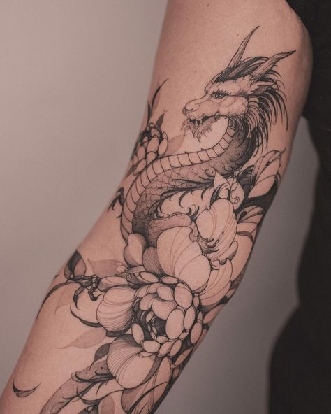 Dragon Arm Tattoo, Botanisches Tattoo, Butterfly Tattoos On Arm, Black Line Tattoo, Bright Tattoos, Lady Bug Tattoo, Rose Tattoos For Women, Fantasy Tattoos, Cool Forearm Tattoos