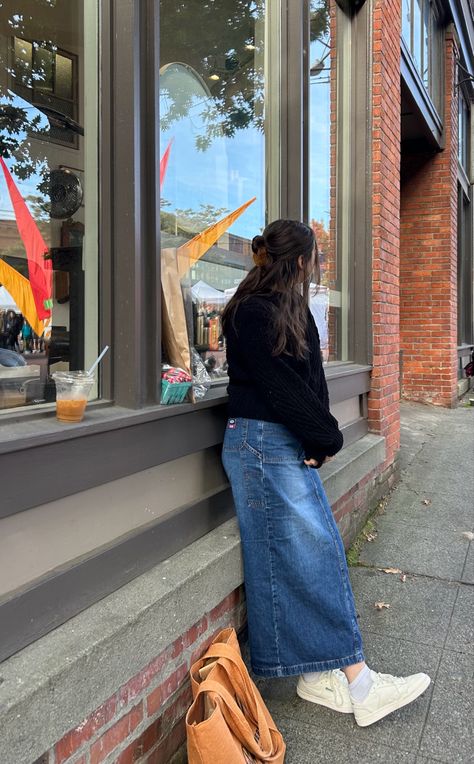 Casual Outfits Denim Skirt, Denim Skirt With Sweatshirt, Long Denim Skirt Outfits Winter, Fall Long Denim Skirt Outfit, Long Jean Skirt With Sweater, Long Denim Skirts Outfit, Long Skirt Winter Outfit Casual, Denim Skirt Cardigan Outfit, Hoodie Long Skirt Outfits