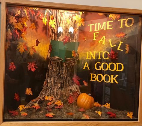 Fall School Display Case Ideas, Fall Display Case Ideas For School, Fall Into A Good Book Display, Fall Library Bulletin Boards Elementary, Fall Library Window Display, Elementary School Display Case Ideas, Library Display Case Ideas, Fall Book Displays Library, School Display Case Ideas