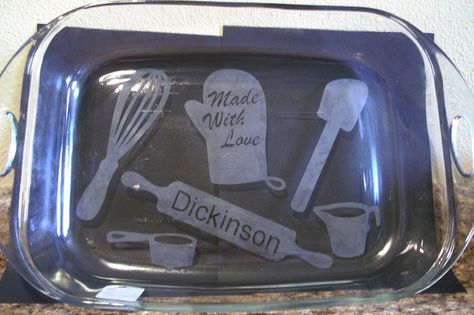 Idea for etching casserole dish - especially the rolling pin Cricut Etching, Etched Casserole Dish, Etching Projects, Etching Diy, Glass Etching Projects, Etching Ideas, Etched Glassware, Foto Transfer, Casserole Pan