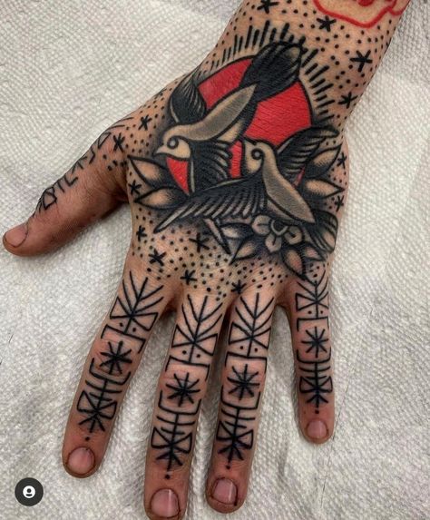 Black And White Traditional, Traditional Tattoo Man, Sailor Jerry Tattoo Flash, Traditional Hand Tattoo, Tattoo Catalog, Traditional Tattoo Old School, Traditional Tattoo Inspiration, Knuckle Tattoos, Hand And Finger Tattoos