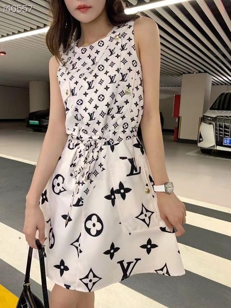 Louis Vuitton Dress Classy, Louis Vuitton Outfits Women, Louis Vuitton Outfits, Trendy Dress Styles, Lv Dress, Denim Jeans Outfit, Louis Vuitton Dress, Neat Casual Outfits, Fashion Show Dresses