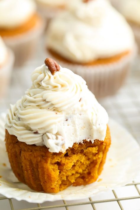 Vegan Thanksgiving Appetizers, Vegan Pumpkin Cupcakes, Vegan Cupcake Recipe, Vegan Recipes For Thanksgiving, Christmas Cupcake Recipes, Cupcake Recipe Ideas, Pumpkin Healthy, Nightmare Factory, Chocolate Peppermint Cupcakes