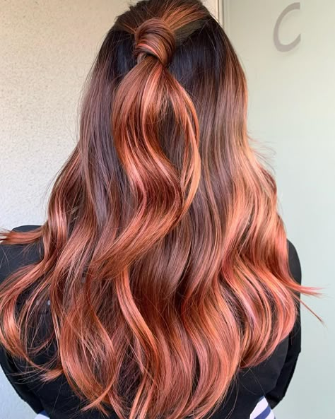 30 Eye-Catching Rose Gold Hair Styles for 2020 - Hair Adviser Rose Gold Short Hair, Blond Cenușiu, Rose Gold Hair Balayage, Gold Blonde Hair, Caramel Blonde Hair, Rose Gold Balayage, Rose Gold Highlights, Gold Hair Colors, Hair Color Rose Gold