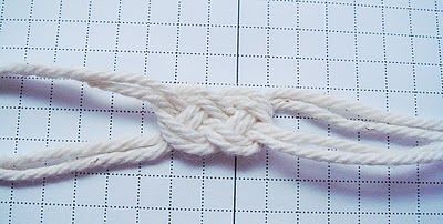 knot tutorial! make jersey headband! Sailors Knot, Knot Tutorial, Pearl Crafts, Nautical Cards, Sailor Knots, Knots Tutorial, Greeting Card Envelope, Piece Of Paper, The Sailor