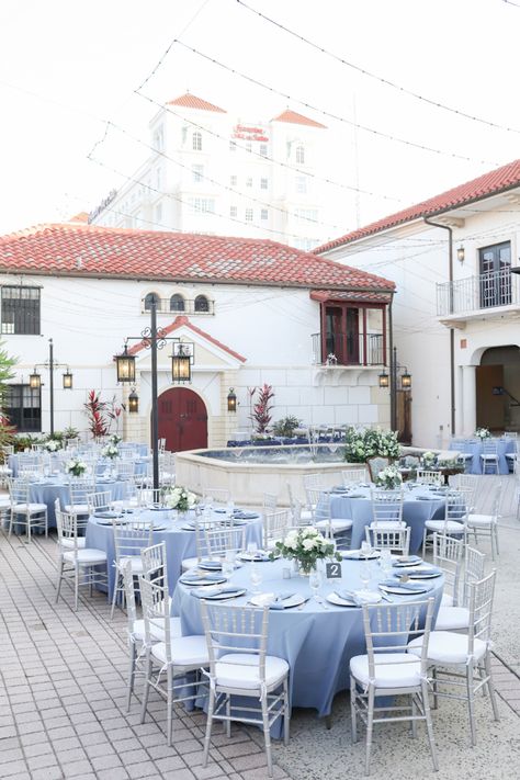 Outdoor Courtyard Wedding, Round Table Settings, Bishop Museum, Blue Wedding Receptions, Blue Table Settings, Round Wedding Tables, Chocolate Fantasy, Blue Wedding Decorations, Courtyard Wedding