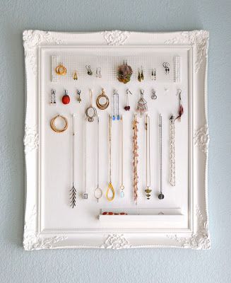 Use an old picture frame to make a beautiful place to store jewelry! Repurpose Picture Frames, Cadre Photo Diy, Diy Necklace Holder, Frames Diy, Jewelry Storage Ideas, Jewelry Storage Diy, Jewerly Organizer, Jewerly Displays, Box For Jewelry