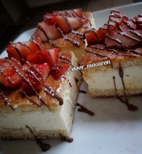 Churro Cheesecake With Strawberries, Strawberry Churro Cheesecake, Churro Cheesecake Cake, Christmas Baking Recipes Desserts, Churro Business, Cheesecake Nachos, Churro Cheesecake Recipe, Churro Recipes, Cheesecake Churro