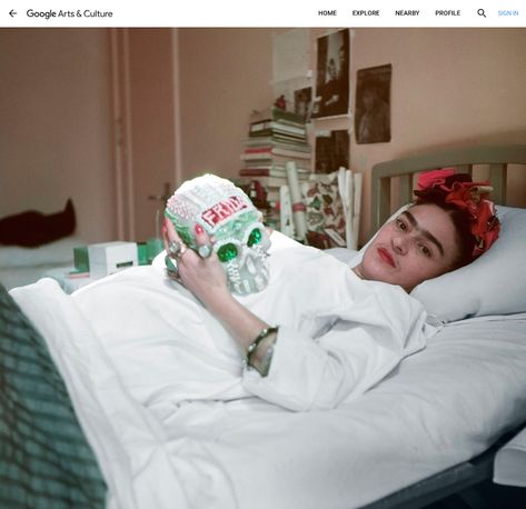 Screenshot featuring Juan Guzmán's photo of Frida Kahlo posing with a sugar skull (ca 1950–51) فريدا كاهلو, Freida Kahlo, Frida And Diego, Frida Art, Frida Kahlo Art, Louise Bourgeois, Diego Rivera, Mexican Artists, A Skull