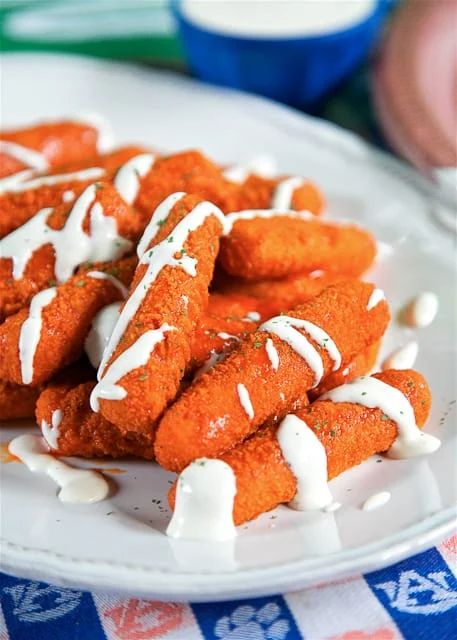 Buffalo Mozzarella Sticks - two favorites combined into one! SO good! Only 2 ingredients and ready in 15 minutes. Great for parties and tailgating. Spicy Food Ideas, Bacon Cheeseburger Tater Tot Casserole, Franks Hot Sauce, Mozzarella Appetizers, Mozzarella Stick, Mozzarella Sticks Recipe, Beer Pretzels, Potato Fry, Chicken Mozzarella