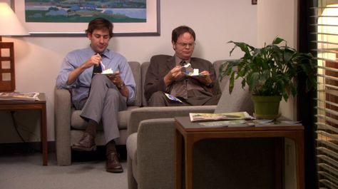 Jim And Dwight, Office Cast, The Office Show, Office Tv Show, Office Tv, Office Wallpaper, Office Birthday, Dwight Schrute, Dunder Mifflin