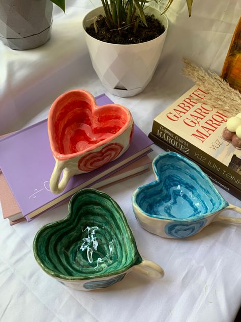 Aesthetic Ceramic Mugs, Heart Shaped Mug, Heart Shaped Vase, Pretty Mugs, Slab Pottery, Hand Built Pottery, Clay Mugs, Ceramics Ideas, Cup Art