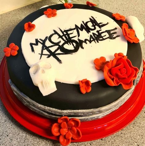 My Chemical Romance Cake Birthdays, Emo Bday Cake, Emo Birthday Decorations, Emo Cake Ideas, My Chemical Romance Birthday Party, Mcr Birthday Cake, Emo Birthday Party Ideas, Punk Birthday Cake, My Chemical Romance Birthday