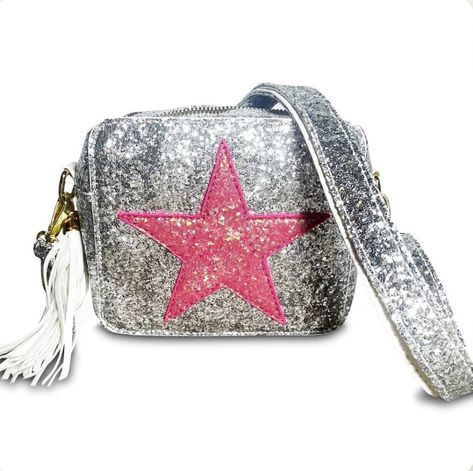 PRE ORDER FOR GLITTER STAR BAG (WILL SHIP OUT 12/15) A Must in Your Bag Collection: If you have a bold style and a fun personality, the AuroraBTQ pink star purse will make a great addition to your collection! Easy to mix and match with any of your outfits and chic, this crossbody purse is here to add a colorful note to our attire! High-Quality Materials: Our bag is made with top-quality material, which has a smooth, realistic finish and lovely shine. The material is durable, easy to clean and ha Preppy Handbags, Star Purse, Preppy Teen, Glitter Bag, Cream Bags, Pink Star, Small Crossbody Purse, Faux Leather Bag, Cute Purses