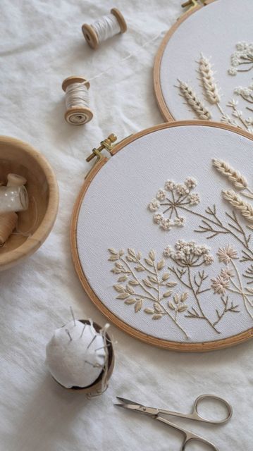 Botanical Embroidery, Basic Hand Embroidery Stitches, Beginner Embroidery, Hand Embroidery Projects, Pola Sulam, Cute Embroidery, Sewing Embroidery Designs, 자수 디자인, Hand Embroidery Art