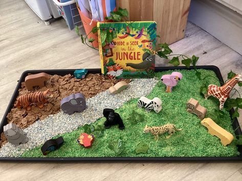 Safari Small World Play, Zoo Tuff Tray Ideas, Jungle Sensory Play, Jungle Tuff Tray Ideas, Zoo Tuff Tray, Jungle Animals Preschool, Jungle Theme Activities, Zoo Animal Activities, Animals Preschool