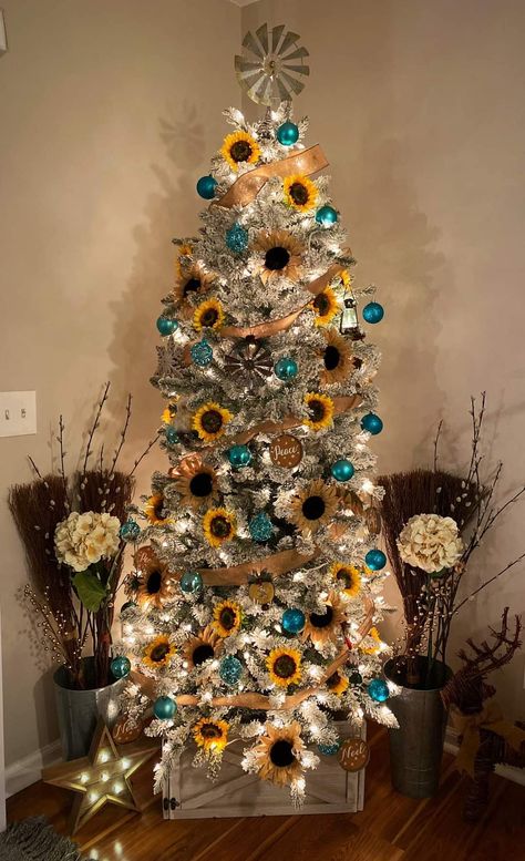 Honey Bee Christmas Tree, Sunflower Christmas Tree Ideas, Sunflower Christmas Tree, Sunflower Facts, Fall Christmas Tree, Sunflower Tree, Sunflower Christmas, Christmas Tree Inspo, Christmas Tree Decorating Themes