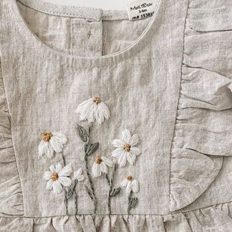 Sarah - DIY Embroidery Kits & Patterns on Instagram: "Florals. Specifically florals on clothing 🤍 and florals on baby girl outfits? My weakness haha I love florals on baby clothing if you can’t tell 🙈 grateful for a little girl I can make things for 🫶🏻 Pattern is my “little daisies” embroidery pattern. Comment “little daisies” and I’ll DM you the link 🤍 Linen romper is from @oliveandcradle" Embroidery For Baby Girl, Embroidery Baby Clothes, Daisies Embroidery, Baby Birth Announcement Cards, Daisy Embroidery, Girl Embroidery, My Weakness