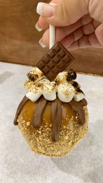 Pretty Caramel Apples, Stuffed Caramel Apples, Decorated Caramel Apples, Caramel Apples Ideas, Smores Caramel Apple, Fall Candy Apples, Christmas Caramel Apples, Caramel Apple Halloween, Chocolate Dipped Apples