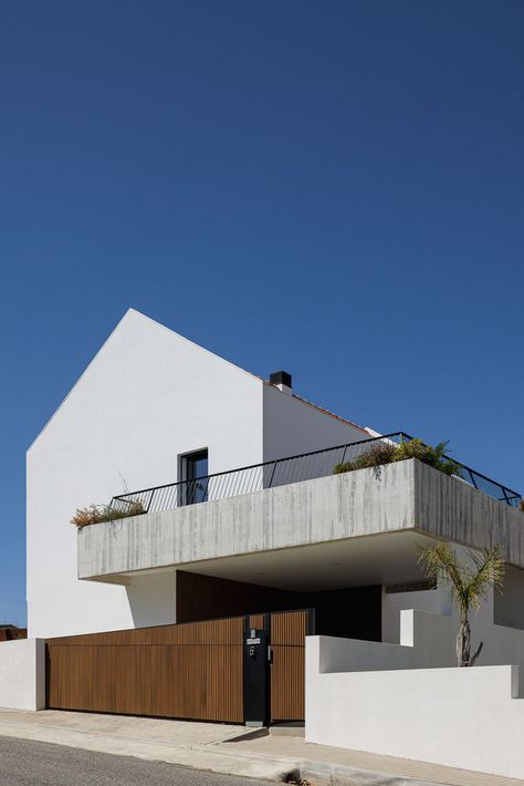 Gallery of BD Houses / Esquissos - Arquitectura e Consultoria - 10 Exterior Wall Materials, Minimal Architecture, Courtyard Design, Parametric Architecture, Nordic Home, Residential House, Residential Interior Design, Minimalist Architecture, Space Architecture