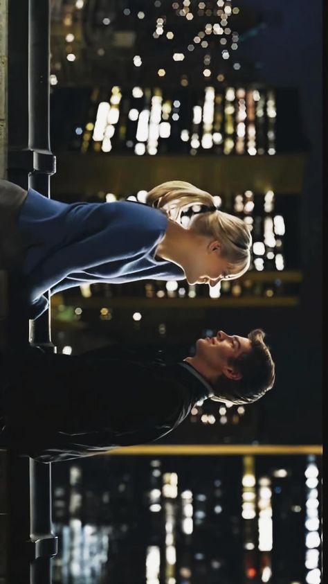 Peter Gwen Aesthetic, Peter Parker And Gwen Stacy Wallpaper, Aesthetic Movie Wallpaper, Peter Parker And Gwen Stacy, Far From Home Spiderman, Gwen And Peter, Peter Gwen, Gwen Wallpaper, Peter Parker Andrew Garfield