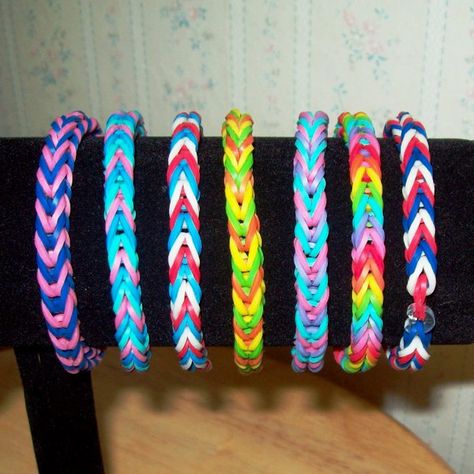 Rainbow Loom Rubber Band Bracelet, Fishtail Design, Multi-Color Bracelet in your choice of color combinations Band Bracelet Ideas, Rubber Band Bracelet Ideas, Diy Rubber Band Bracelet, Fishtail Loom Bracelet, Rainbow Loom Fishtail, Loom Bands Designs, Loom Bands Tutorial, Rainbow Loom Bracelets Easy, Fishtail Bracelet