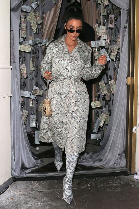 Kim Kardashian Just ARRIVED in an Outfit Made Entirely of Money - Cosmopolitan.com Beverly Hills Party, Kim Kardashian Makeup, Money Dress, Kim Kardashian Outfits, Kylie Jenner Look, Robert Kardashian, Money Outfit, Kardashian Outfit, Kim Kardashian Style