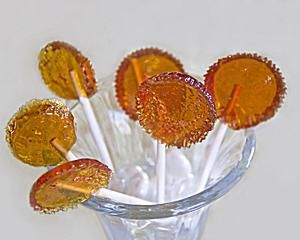 Agave Caramel Lollipops are lollipop candies made without processed sugar or corn syrup. They have a rich, caramel taste without being too sweet. Caramel Suckers, Herbal Lollipops, Caramel Lollipops, Lollipops Recipe, Homemade Lollipops, Hard Candy Recipes, Lollipop Recipe, Candy Lollipops, Tea Ideas