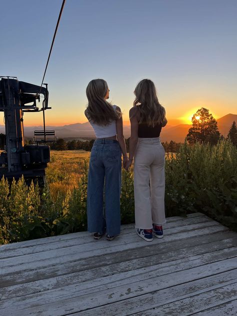 Friend Sunset Pictures, Sunset Poses With Friends, Sunset Friend Pictures, Sunset Best Friend Pictures, Best Friend Duo, Sunset Bestie Pics, Friend Duo, Sunset Photoshoot Ideas, Cute Friend Poses