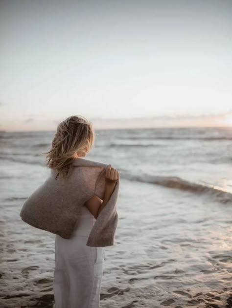 Beach Woman Aesthetic, Beach Poses Winter, Nantucket Photoshoot, Casual Beach Photoshoot, Fall Beach Photoshoot, Winter Beach Photoshoot, Coastal Photoshoot, Coastal Branding, Beach Photo Session