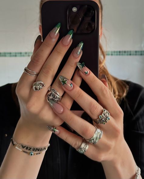 Metalic Star Nails, Silver And Green Nails, Silver Grunge Nails, Silver Chrome Nails With Stars, Star Almond Nails, Chrome Grunge Nails, Green Star Nails, Silver Chrome Stars Nails, Green And Silver Nails