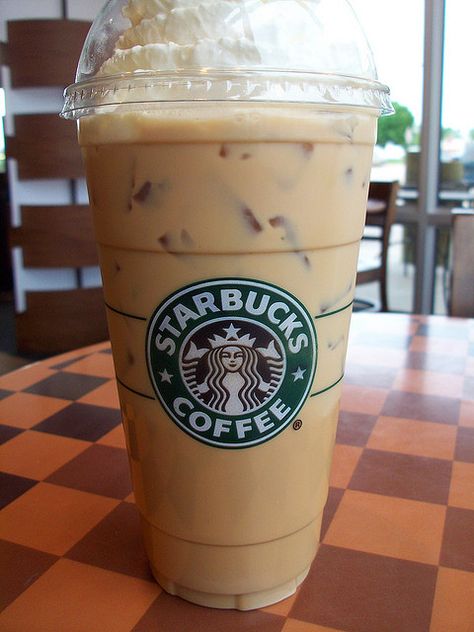 Starbucks Venti Iced White Chocolate Mocha Minuman Starbucks, Iced White Chocolate Mocha, Iced Chai Tea Latte, Iced Chai Tea, Dunkin Donut, Café Starbucks, Mocha Frappuccino, Secret Starbucks Drinks, Iced Chai